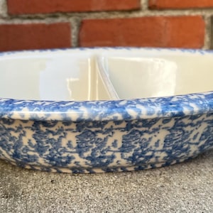 Op de afbeelding: Witte keramische mok met een zwart handvat en de tekst "But First, Coffee" in handschriftstijl. De mok staat op een wit oppervlak. Geschikt voor warme dranken.