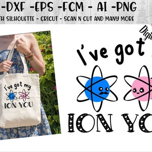 Puede incluir: Una bolsa de tela blanca con el texto "I've got my ION YOU" en negro. El texto está rodeado por dos átomos de dibujos animados, uno azul y otro rosa.