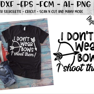 Puede incluir: Camiseta negra con el texto "I don't wear bows, I shoot them!" y un diseño de arco y flecha. La imagen incluye vaqueros azules y zapatillas rojas. También hay archivos de diseño digital disponibles.