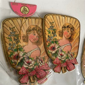 Enfeites de parede de papel com bordas douradas Embalagem Eatons Imagens vitorianas genuínas decorações de cartão cortado vintage rosa quente fã menina menino