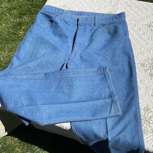 Op de afbeelding: Een paar blauwe denim jeans met een rechte pijp en een klassieke pasvorm.