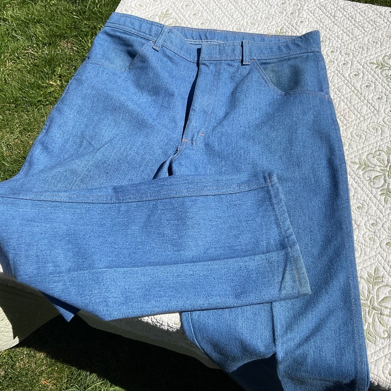 Op de afbeelding: Een paar blauwe denim jeans met een rechte pijp en een klassieke pasvorm.