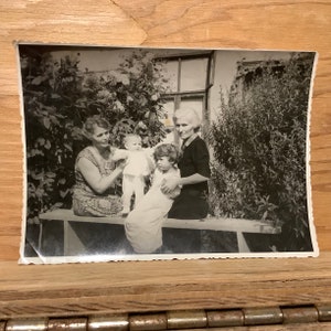 Vecchia istantanea di 2 donne nonna con bambini carini foto vintage rppc foto reale cartolina anni '60 '70 bianco nero candida famiglia madre figlia