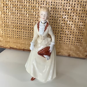 Bone china beeldje fijne dame Tessa 1984 elegante koninklijke staffordshire Engeland ondertekend P Ansell genummerd 19 / 500 crème wandeljurk bruin