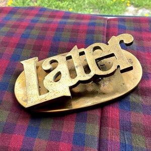 Portacartas de latón antiguo con clip para correo, palabra LATER para facturas, bisagra de resorte, adorno de escritorio, pisapapeles coleccionable, para el hogar, oficina, correo postal