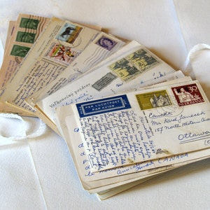 Gebrauchte Postkarten 12 Stück — vintage handgeschriebene Nachrichten an Familie, Freunde, Adressen und gebrauchte Briefmarken für Junk Journal, Hochzeit, Home Dekor