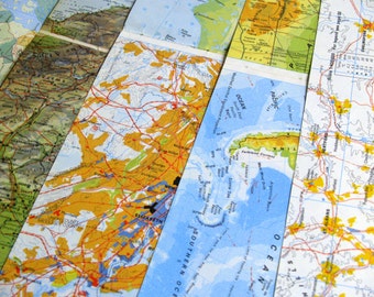 以下が含まれることがあります： さまざまな地域と場所を示した地図のコレクション。地図は紙に印刷されており、ビンテージな外観をしています。地図は折り畳まれており、世界のさまざまな地域を示しています。