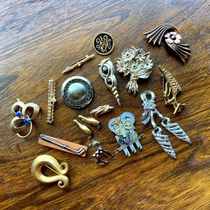 Vintage brooches 17 pc mix lot costume jewelry everyday dress up play gold silver plated rhinestones pins brooch bouquet wedding granny core