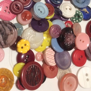 Mixed buttons for kids crafts and sewing, 100 pc lot of vintage and new colourful mixed buttons, mystery pack to use for art projects, toys