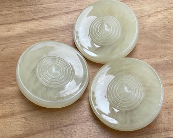 Grote modificatie jas knopen set 3 grote crème glanzende cirkel groeven nok vintage plastic breien naaien trui portemonnee ambacht jaren 1960 nos