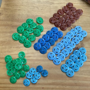 Könnte beinhalten: Sortiment von 100 Plastikknöpfen in verschiedenen Blautönen, Grüntönen und Brauntönen. Die Knöpfe haben ein Blumenmuster und sind perfekt für Bastelprojekte.