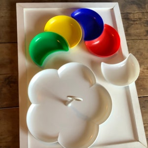 Panier à collations Mid-Century moderne plateau de service en plastique couleurs primaires pop rouge bleu jaune poignée bols pétales de fleurs Hong Kong années 70