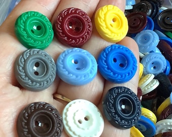 Botões de costura vintage com design torcido, 19 mm, cores sortidas, escolha um lote de 200, 500 ou 1000 unidades em saco a granel. Botões com o mesmo estilo, típicos dos anos 70 e 80.