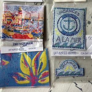 Remendo de arte dos anos 90, barcos na água, mosaico de férias, distintivo de flor de lírio abstrato roxo pastel para jeans, jaqueta, mochila