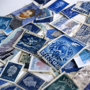 Blaue Briefmarken vintage Lot von 50 Handwerk Collage Reise Kunst Scrapbook Verzierungen abgebrochene gebrauchte alte Briefmarken Kanada England Deutschland