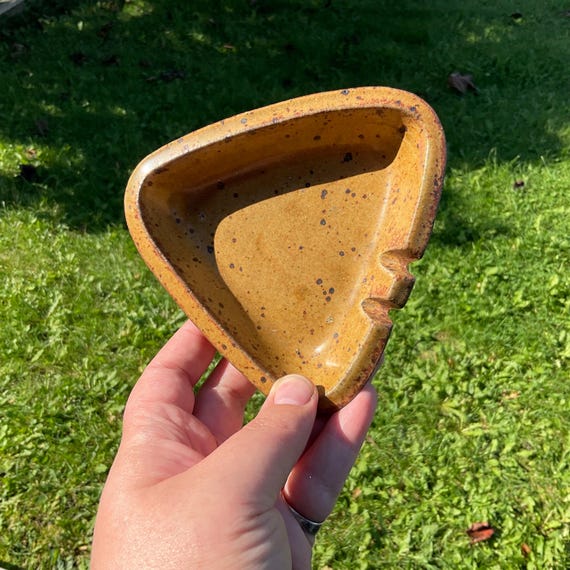 A genuine Canadian studio-made triangular stoneware ashtray with an organic amoeba form — the kind of MCM piece you'd fight over at an estate sale.