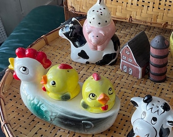 Bauernhoftier-Salz- und Pfefferstreuer WÄHLEN Sie 1 Henne und zwei Küken, schwarz-weißes Kuhschwein-Huhn gestapelt, Scheune mit Silo, Vintage-Cottage-Kerndekor