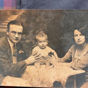 Oude foto familieportret met baby knap vader mooie vrouw echte foto ansichtkaart rppc professioneel authentiek vintage zwart wit momentopname