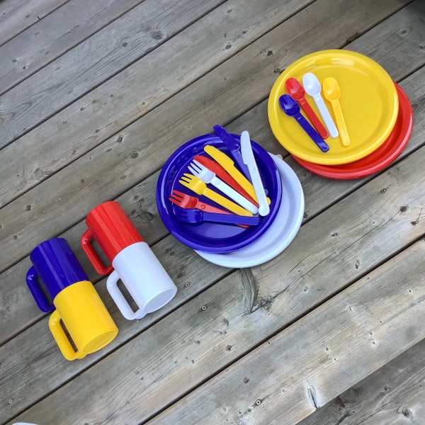 Retro plastic dish set in Heller Maxmug style, similar to Massimo Vignelli design, primary colours plates mugs cutlery vintage 90s Mod MCM