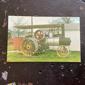 Cartão postal de motor a vapor, motor de máquina de debulha de trator Russell Steam Traction único, arte punk colecionável de vila pioneira vintage