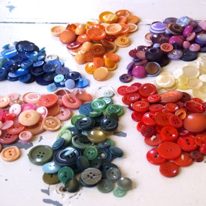 BIG button lot rainbow colors 560+ pc variety pack assorted buttons 80 buttons of each color kids play display crafts jewellery card making