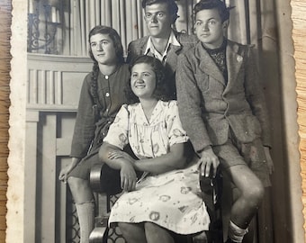 Big family photo funny group siblings grown teens brothers sister dated 1945 comfortable casual posed happy old vtg black white rppc
