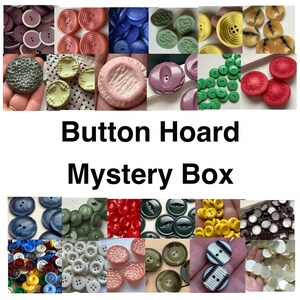 Peut inclure: Une collection de boutons vintage de différentes couleurs, formes et tailles. Les boutons sont disposés en grille et comprennent une variété de matériaux, tels que le plastique, le métal et le bois. Les boutons sont tous en bon état et seraient un excellent ajout à tout projet d'artisanat ou à toute collection.