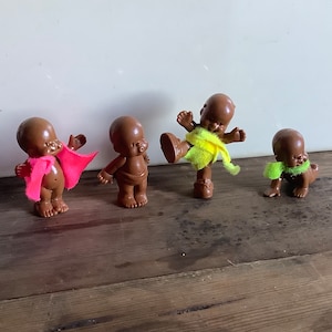 Oodles LJN jaren 1980 KIES EEN Les Babies bruin zwarte babyfiguren verzamelbare speelgoedpoppen, pvc vinyl vilt luier sjaal el Greco gremellini 1986