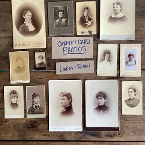 Wählen Sie eine alte Fotoschrankkarte, ein Schwarzweißfoto mit einem Frauenporträt aus dem 20. Jahrhundert, aus, das Sie ausstellen möchten, und wählen Sie Ihre eigenen gefälschten Familienvorfahren aus