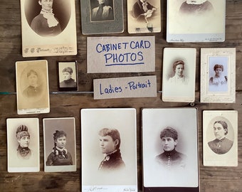 Scegli una vecchia cartolina fotografica, un ritratto di donna, una fotografia vintage in bianco e nero del 1900 da esporre, scegli i tuoi falsi antenati di famiglia