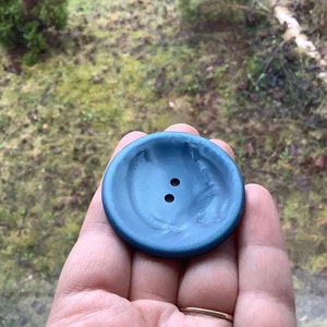 Big blue replacement buttons lot of 3 large gleaming royal blue lapis vintage plastic color shifting knitting sweater craft 1960s nos