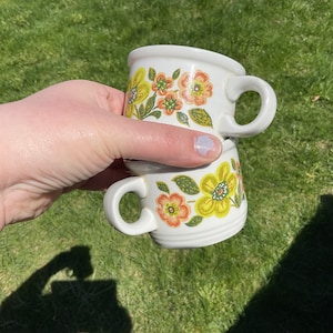 Vintage 70er Tassen 2er Paar Flower Power retro Gänseblümchen grün orange weiß kurz breit niedlich kleiner Schleifengriff Kaffee Teetasse sonnig mcm England