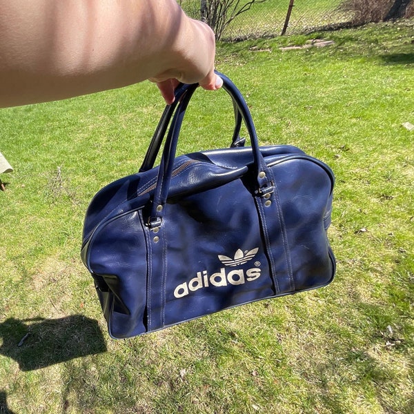 Vintage 1970s adidas duffle bolsa de gimnasio VER DEFECTOS azul imitación cuero trébol viaje llevar en maleta bolsa de bolos de gran tamaño regalo para marido adolescente