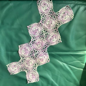 Bieżnik stołowy ombre szydełkowy serwetka vintage długi fioletowy kwadraty babci prostokątny zygzak koronka pstrokaty kolorowy kaprys Dania pastelowy 18”