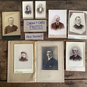 Wählen Sie eine alte Fotoschrankkarte des Mannes, Vintage-Schwarzweißfotografie aus den 1900er Jahren zum Ausstellen, wählen Sie Ihre eigenen falschen Familienvorfahren aus