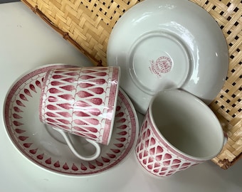 Schweden Porzellan Tee Tassen Paar gefle upsala ekeby lillemor rot und weiß Teetasse & Untertasse Set entworfen von Arthur Percy Mitte des Jahrhunderts Europäer