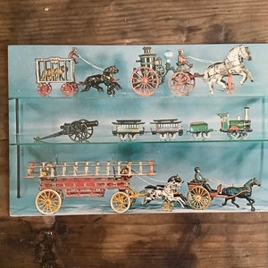 Cartolina vintage di giocattoli in ghisa e stagno, trenini di latta, giocattoli per bambini con conducenti di cavalli e carrozze, dal Bennington Museum Vermont