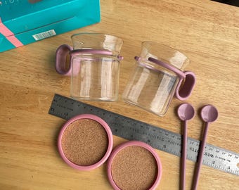 Glass tea coffee mugs party’o collection 80s 90s giftware bodem style pink plastic handles matching spoons coasters cork dusty rose mauve