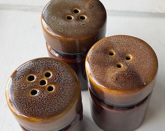 Conjunto retrô de saleiro de cerâmica marrom dos anos 70, 3º para flocos de pimenta parmesão orégano 3 5 furos esmalte brilhante família italiana macarrão noite mcm