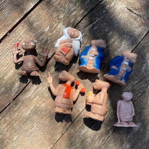 Vintage 1980s pvc ET figures vinyl toys 2” universal studios Extra Terrestrial blanket robe cute alien toy lot of 7 pink brown