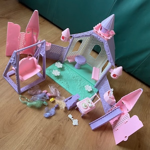 Lady Lovely Locks Castle tuin speelset jaren '80 7 pixie staart haarclip huisdieren in de buurt van compleet betoverd eiland Die personages uit Cleveland TCFC