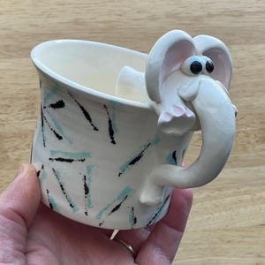Handskulpterad elefantmugg i keramik, handgjord, konstnärsdesignad, skulptural snabel med handtag, present till mamma och mormor, kaffemugg, tekopp, signerad