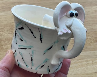 Caneca de cerâmica esculpida à mão em formato de elefante, feita por artista. Tromba escultural com alça. Presente ideal para mãe e avó. Caneca de café ou chá assinada.