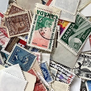 300 timbres canadiens, tous usagés et hors papier, objets d'artisanat non explorés, carnets, livres à coller, livres d'or de cartes postales
