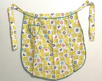 Jaren 70 geel schort retro kitscherig katoen handgemaakt vintage groen trim nautische visnetten schepen wiel print huis naaimachine gemaakt huisvrouw