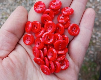 Pequenos botões vermelhos, 50 ou 100 todos iguais, suprimentos de artesanato em massa, costura vintage, novo e antigo, e arte de botão, tesouro, exibição de estoque morto