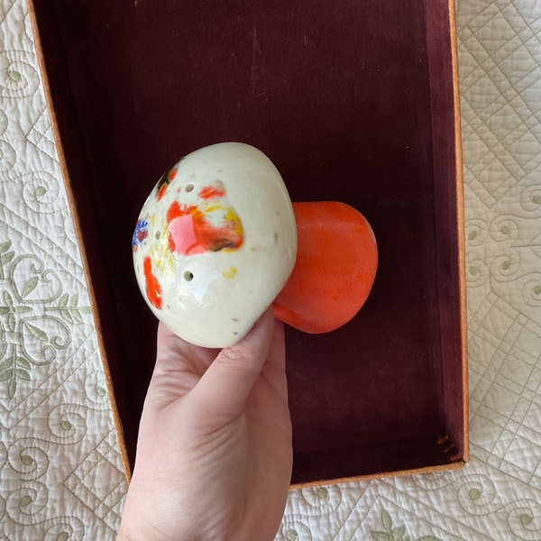 Céramique vintage de secoueur de poudre à récurer champignon dans un décor de cuisine maison moderne orange rétro milieu du siècle, noyau de chalet de grand-mère, glaçure mouchetée des années 70