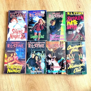 Puede incluir: Una colección de libros antiguos de Fear Street y Christopher Pike. Los títulos incluyen "Silent Night 2", "Lights Out", "The Secret Bedroom", "Broken Date", "The Wrong Number", "The Second Horror", "The Loneliest Scream" y "The Midnight Club".