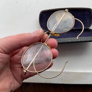 Antique glasses reading bifocals round lenses with flexible ear wires gold tone frames Ottawa optician Beattie case 1930s maybe gold filled?