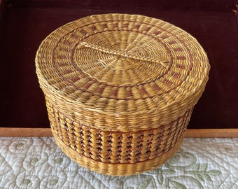 Hand woven basket sweet grass or straw round with lid weave patten on the sides SEE FLAWS. Canada vintage handmade trinket organizer vanity